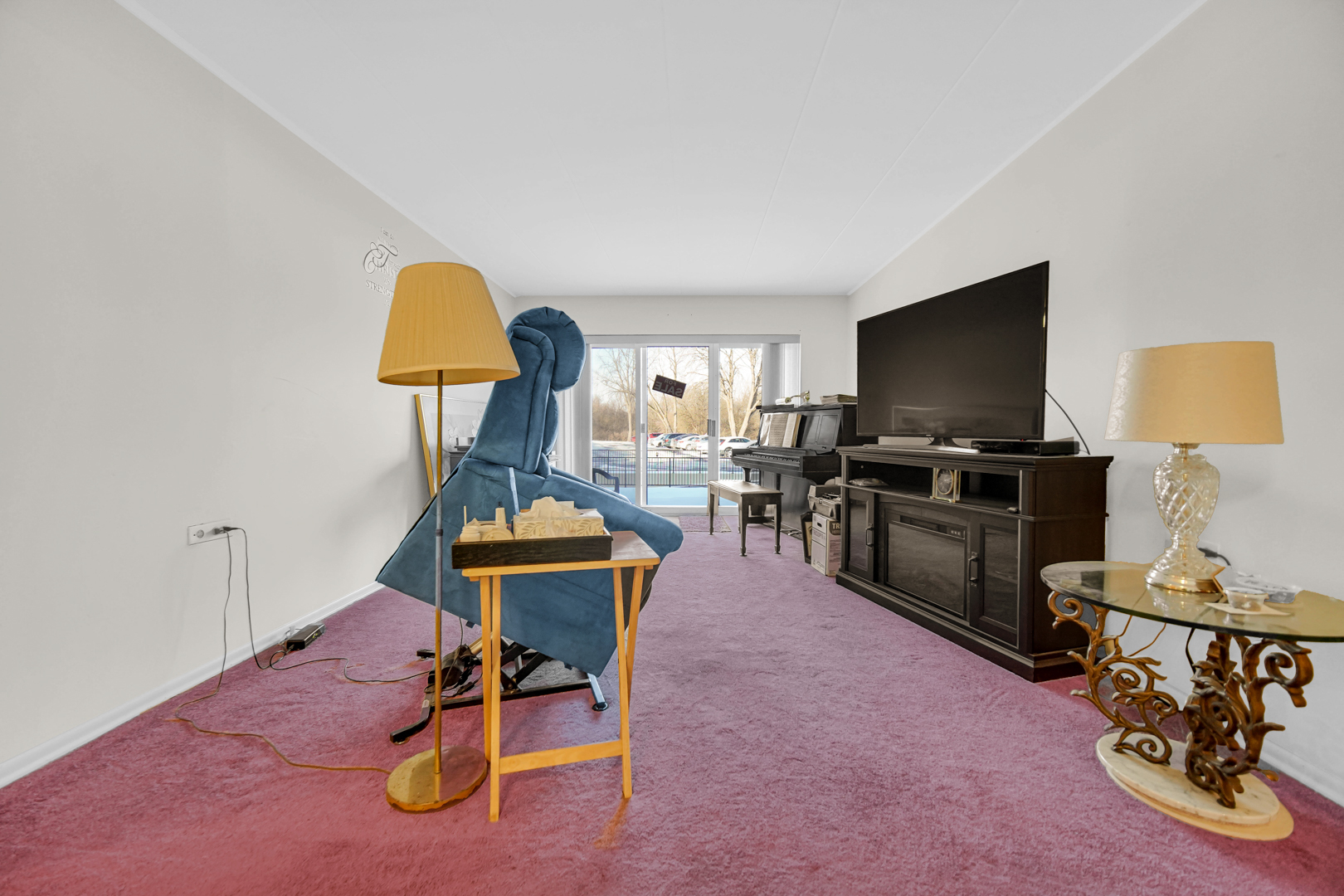 940 Holbrook Road, Unit 6A Homewood, IL 60430 - Photo 8 of 16 a view of a workspace with furniture and a flat screen tv