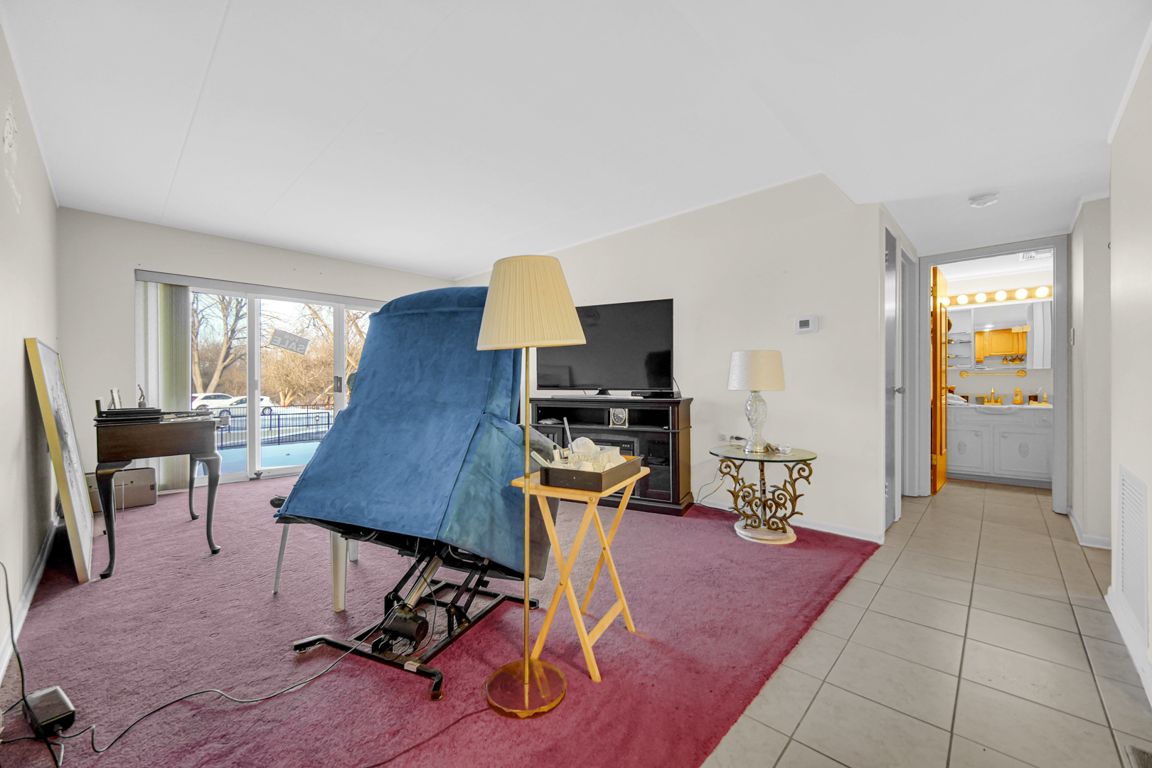 940 Holbrook Road, Unit 6A Homewood, IL 60430 - Photo 10 of 16 a living room with furniture and a wooden floor