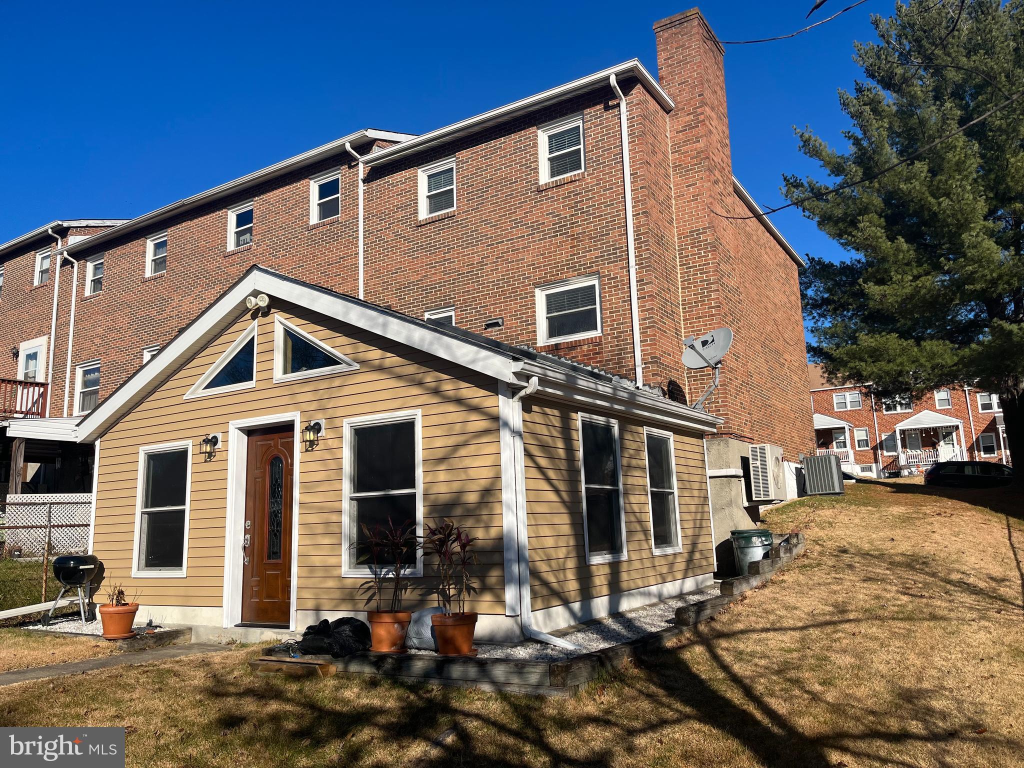 1075 Downton Road Baltimore, MD 21227 - Photo 3 of 7