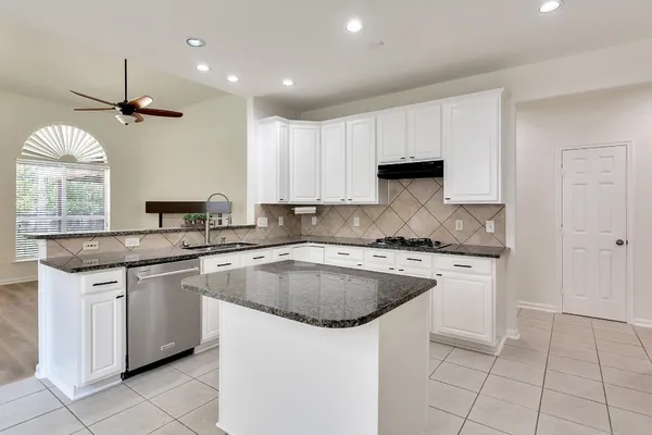 $3,900 | 22 North Queenscliff Circle, The Woodlands, TX 77382