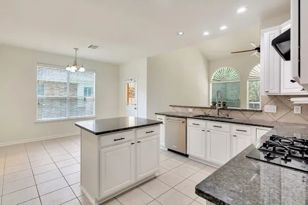 $3,900 | 22 North Queenscliff Circle, The Woodlands, TX 77382