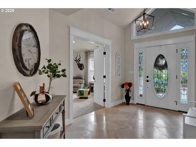 a view of entryway with livingroom