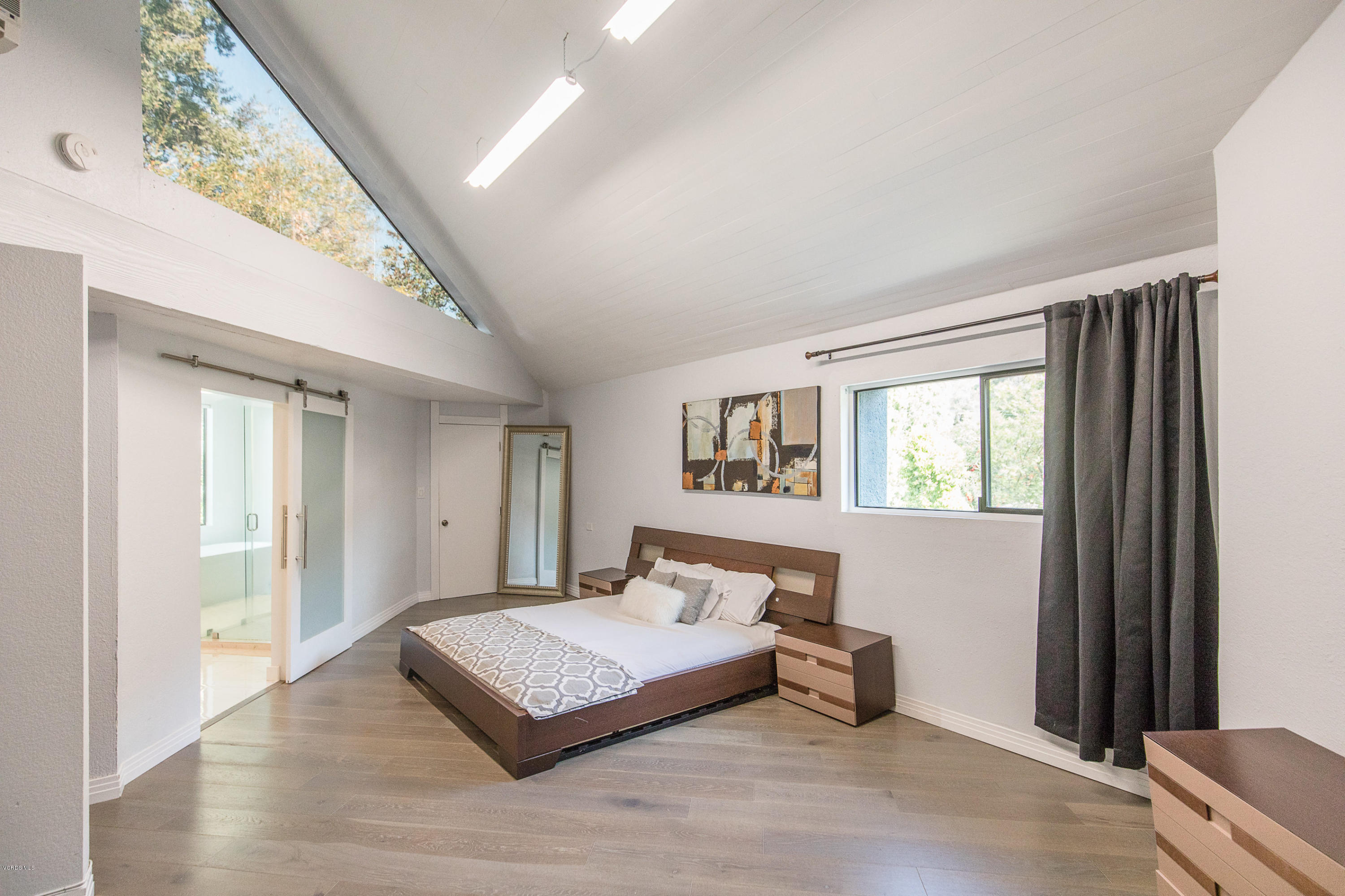 2001 Roscomare Road Los Angeles, CA 90077 - Photo 27 of 52 a spacious bedroom with a bed and a window