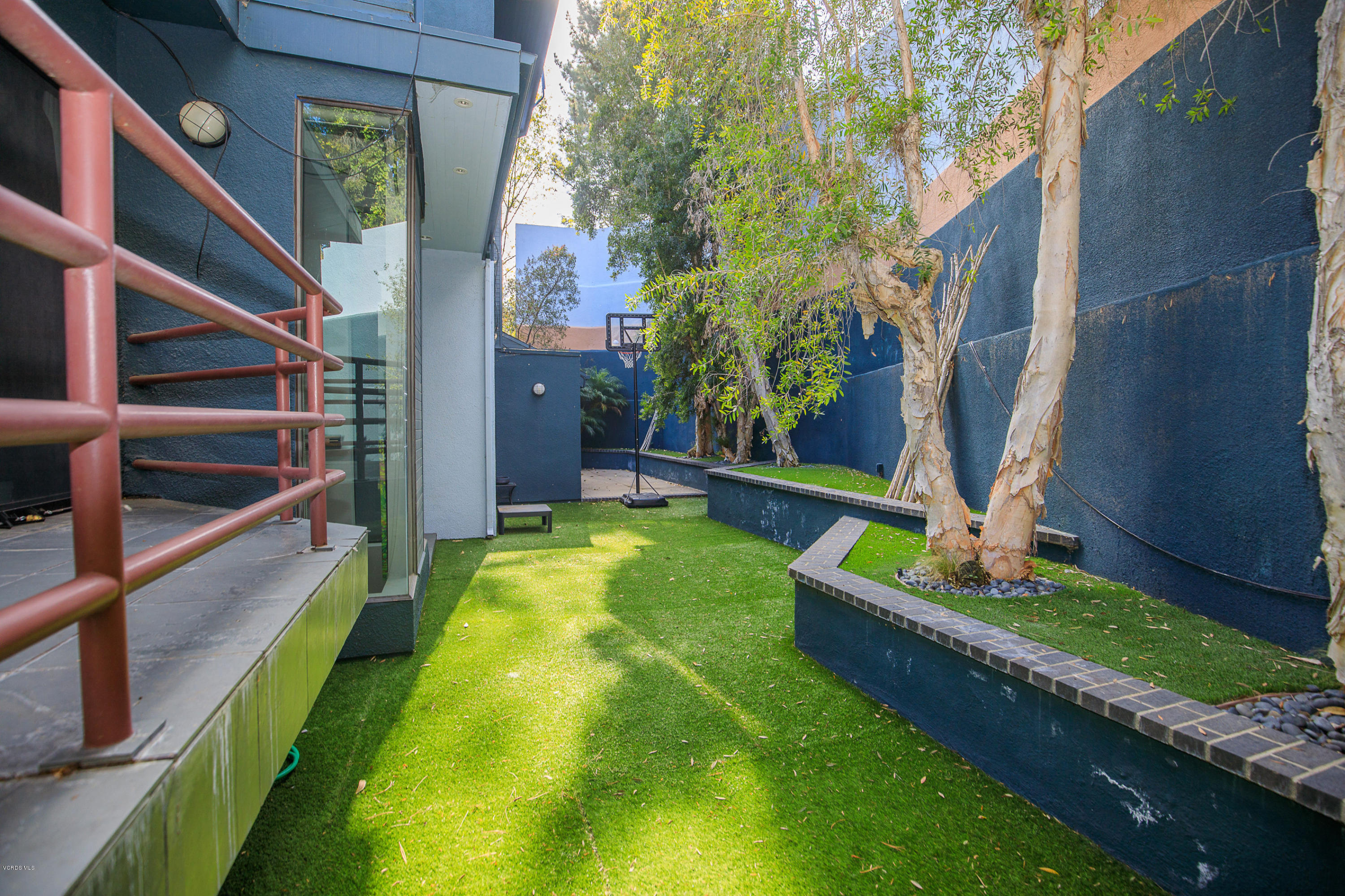 2001 Roscomare Road Los Angeles, CA 90077 - Photo 46 of 52 a view of an house with a swimming pool