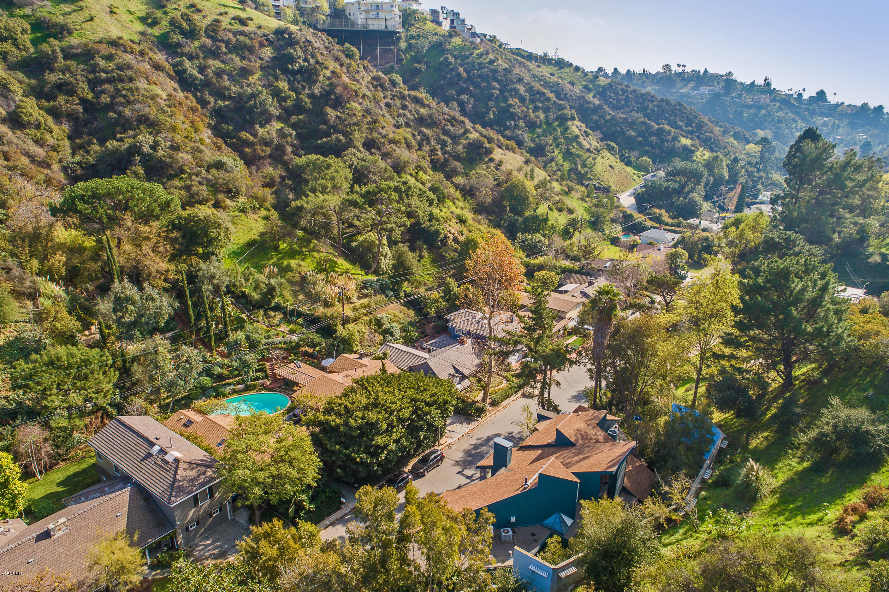 2001 Roscomare Road Los Angeles, CA 90077 - Photo 52 of 52 an aerial view of a house with a yard