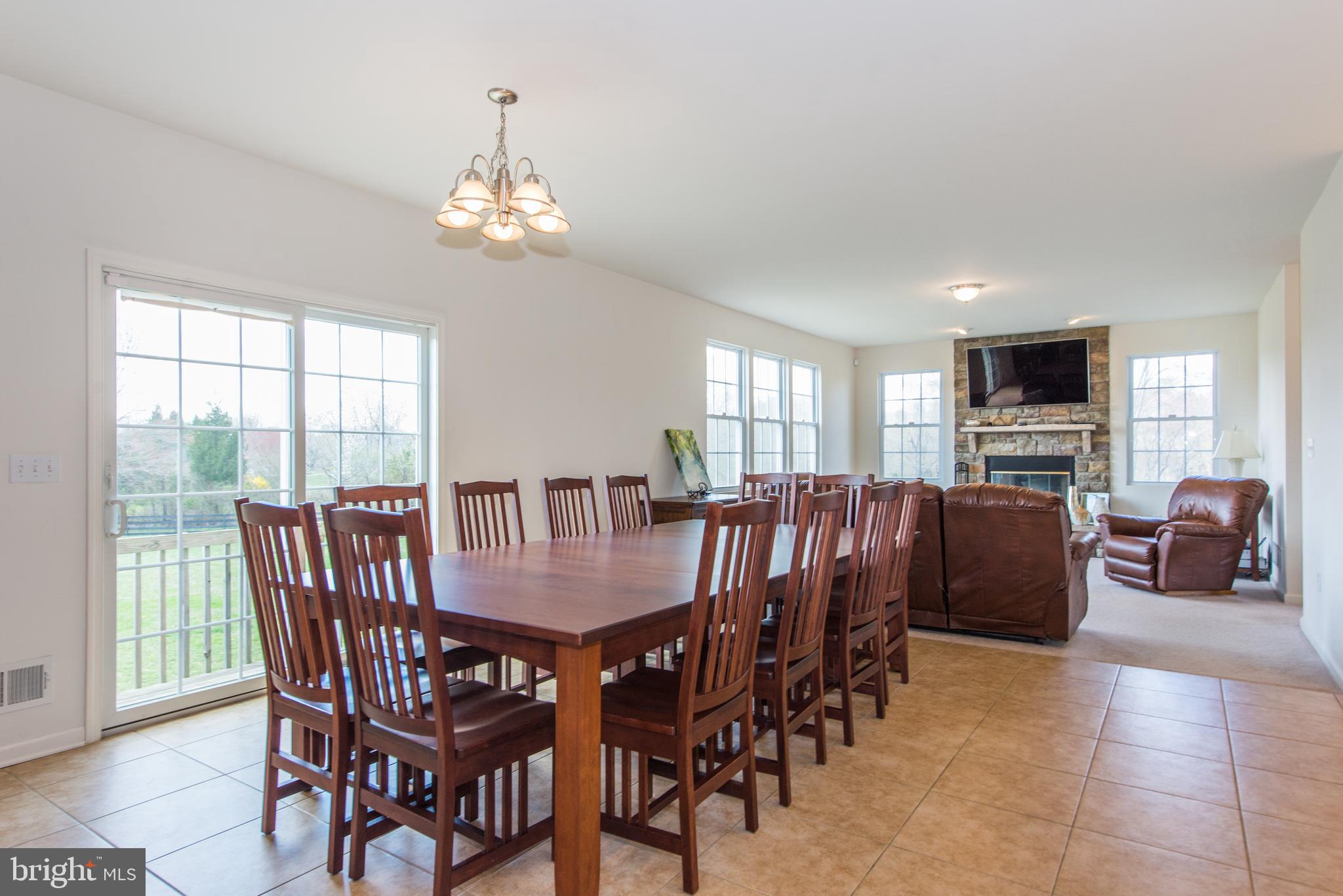 65 Island Road Columbus, NJ 08022 - Photo 11 of 39 Over-sized eating area