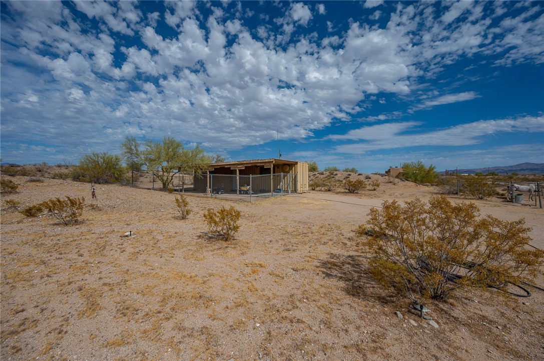 16876 Lawton Road Yucca, AZ 86438 - Photo 33 of 41