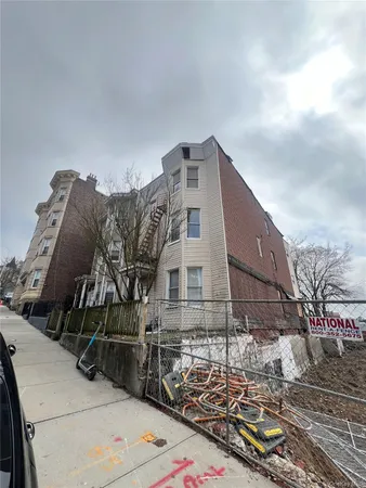 a view of a pathway with a yard