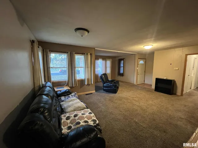 $109,000 | 101 West Barsi Boulevard, Macomb, IL 61455