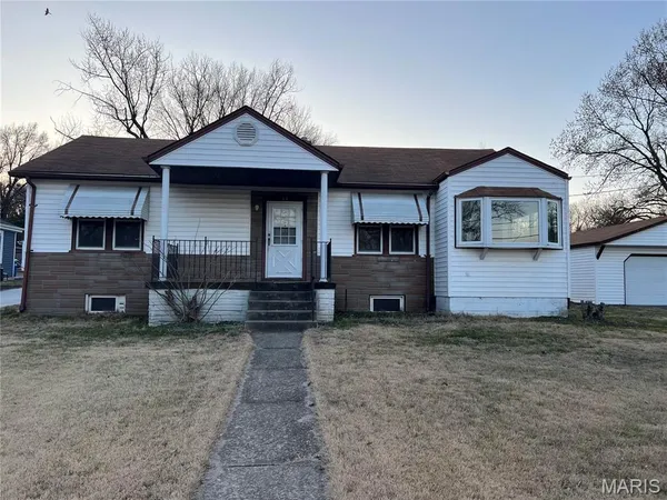$229,900 | 19 Shumate Avenue, Maryland Heights, MO 63043