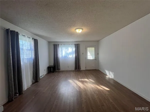 $229,900 | 19 Shumate Avenue, Maryland Heights, MO 63043