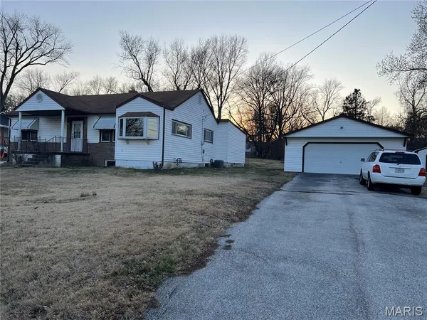 $229,900 | 19 Shumate Avenue, Maryland Heights, MO 63043