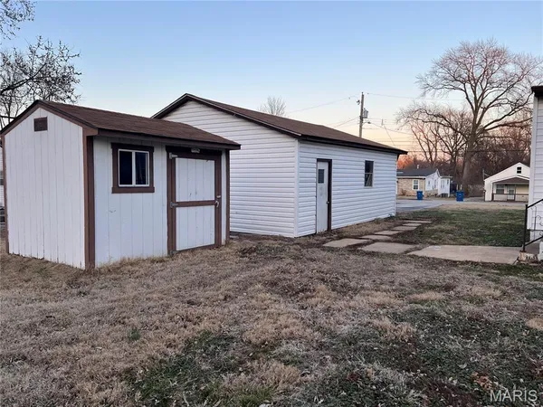 $229,900 | 19 Shumate Avenue, Maryland Heights, MO 63043