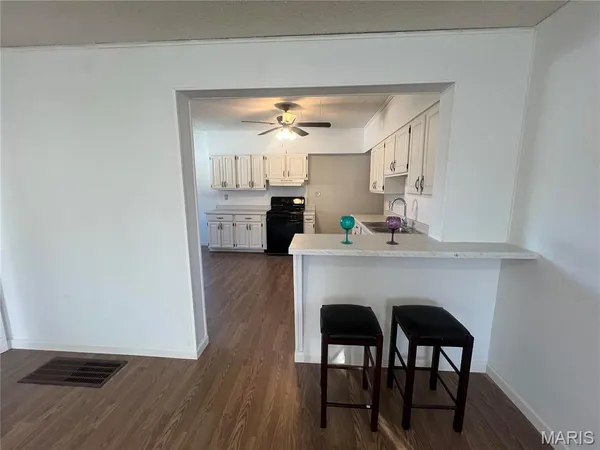 $229,900 | 19 Shumate Avenue, Maryland Heights, MO 63043