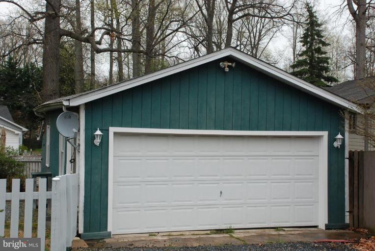 331 Riverside Road Edgewater, MD 21037 - Photo 22 of 24 a small backyard of a house