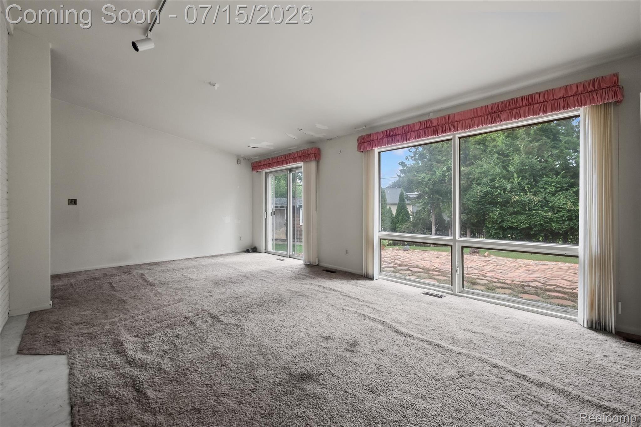 1151 Peveril Road Bloomfield Hills, MI 48304 - Photo 8 of 39 Expansive family room with big bright windows and slider access to a brick patio