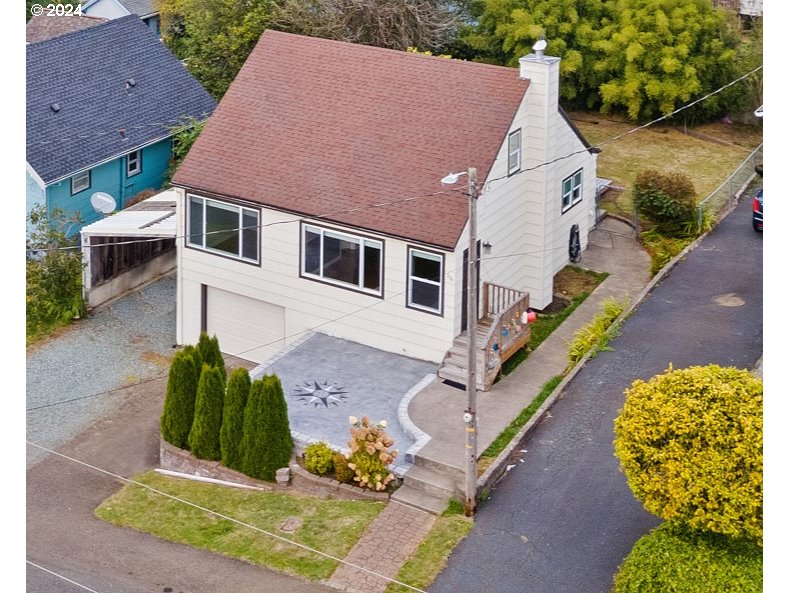 306 Evergreen Avenue Garibaldi, OR 97118 - Photo 2 of 42