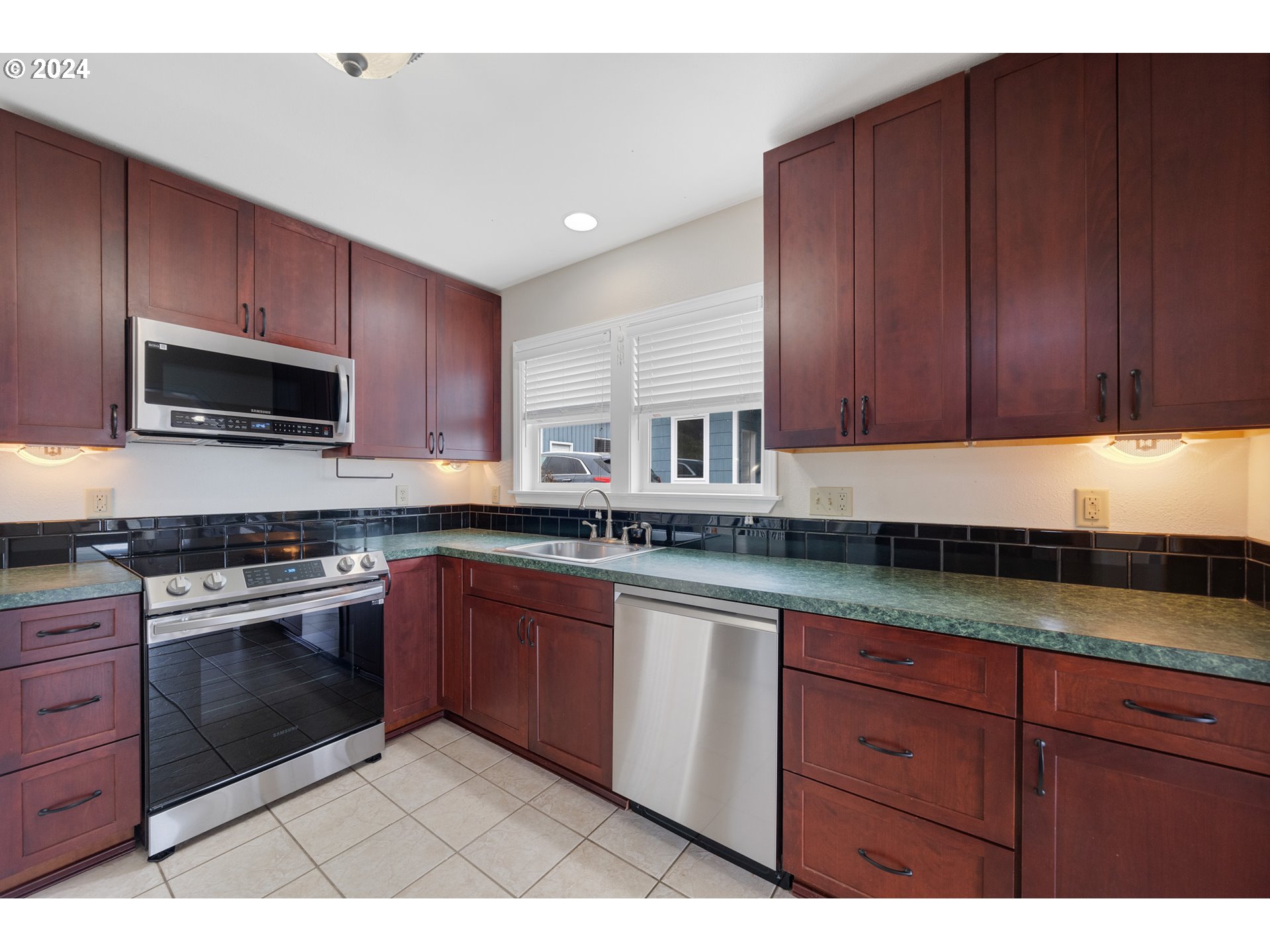 306 Evergreen Avenue Garibaldi, OR 97118 - Photo 9 of 42