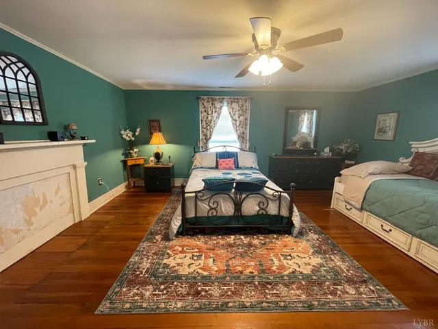 a view of a livingroom with furniture hardwood floor and a ceiling fan