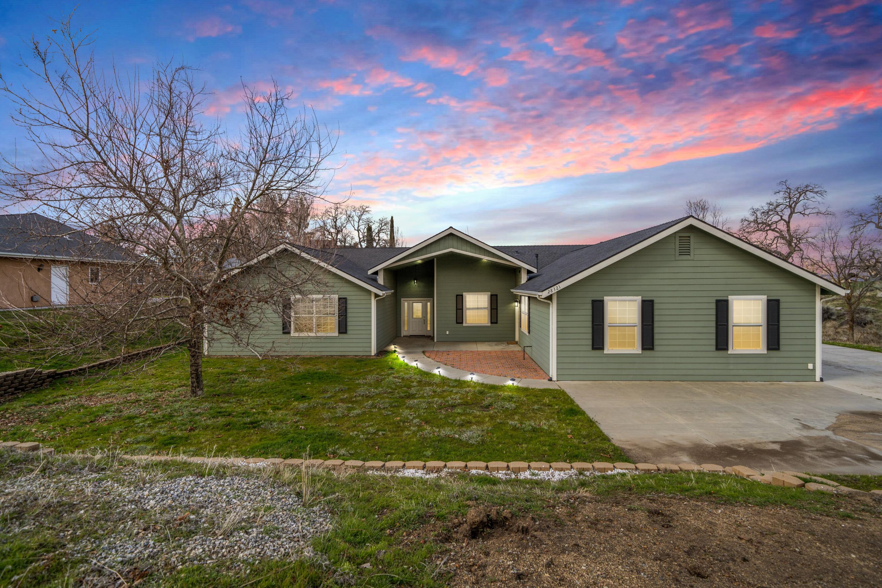 28321 Pimlico Way Tehachapi, CA 93561 - Photo 23 of 23 front view of house with a yard