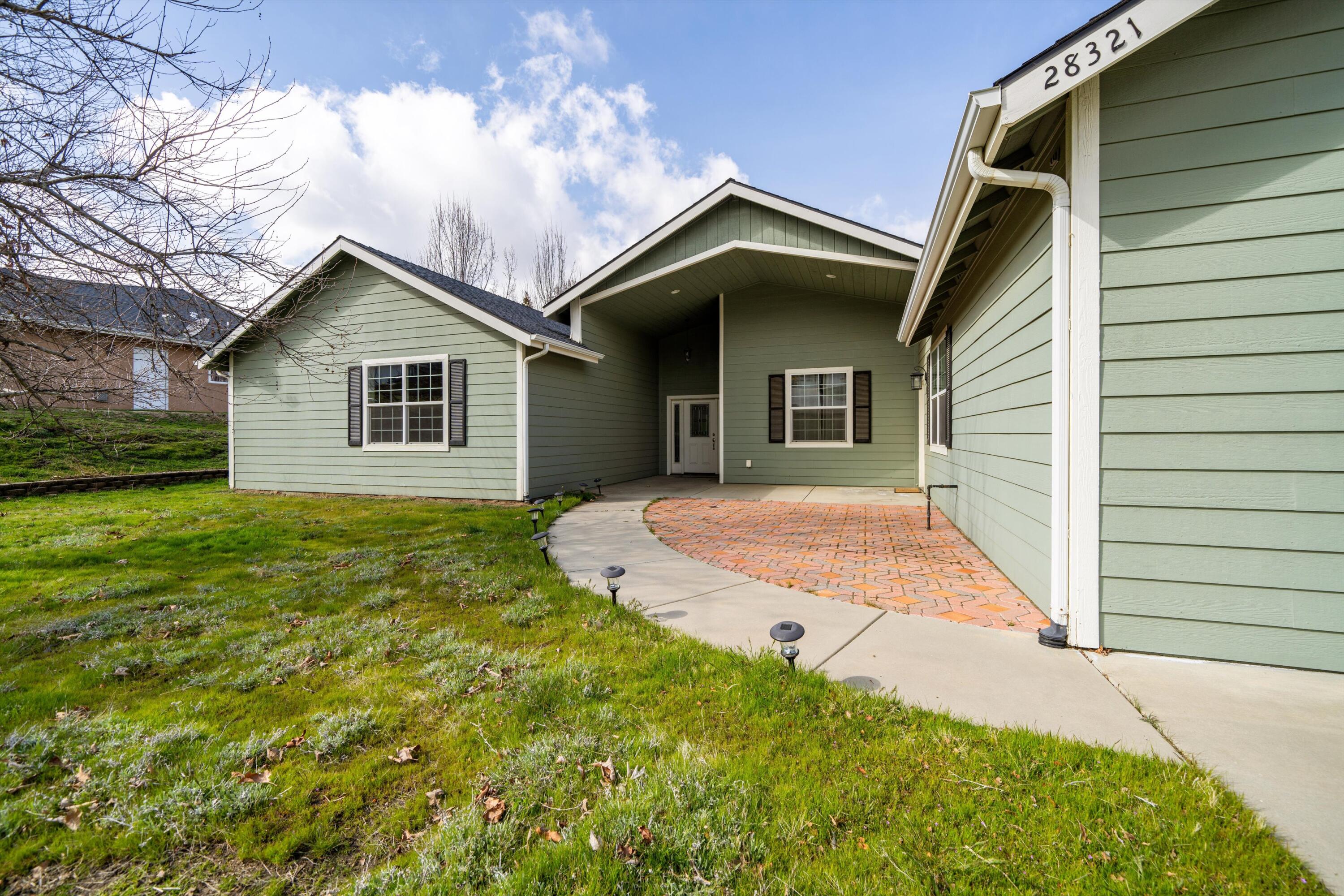 28321 Pimlico Way Tehachapi, CA 93561 - Photo 3 of 23 a front view of a house with garden
