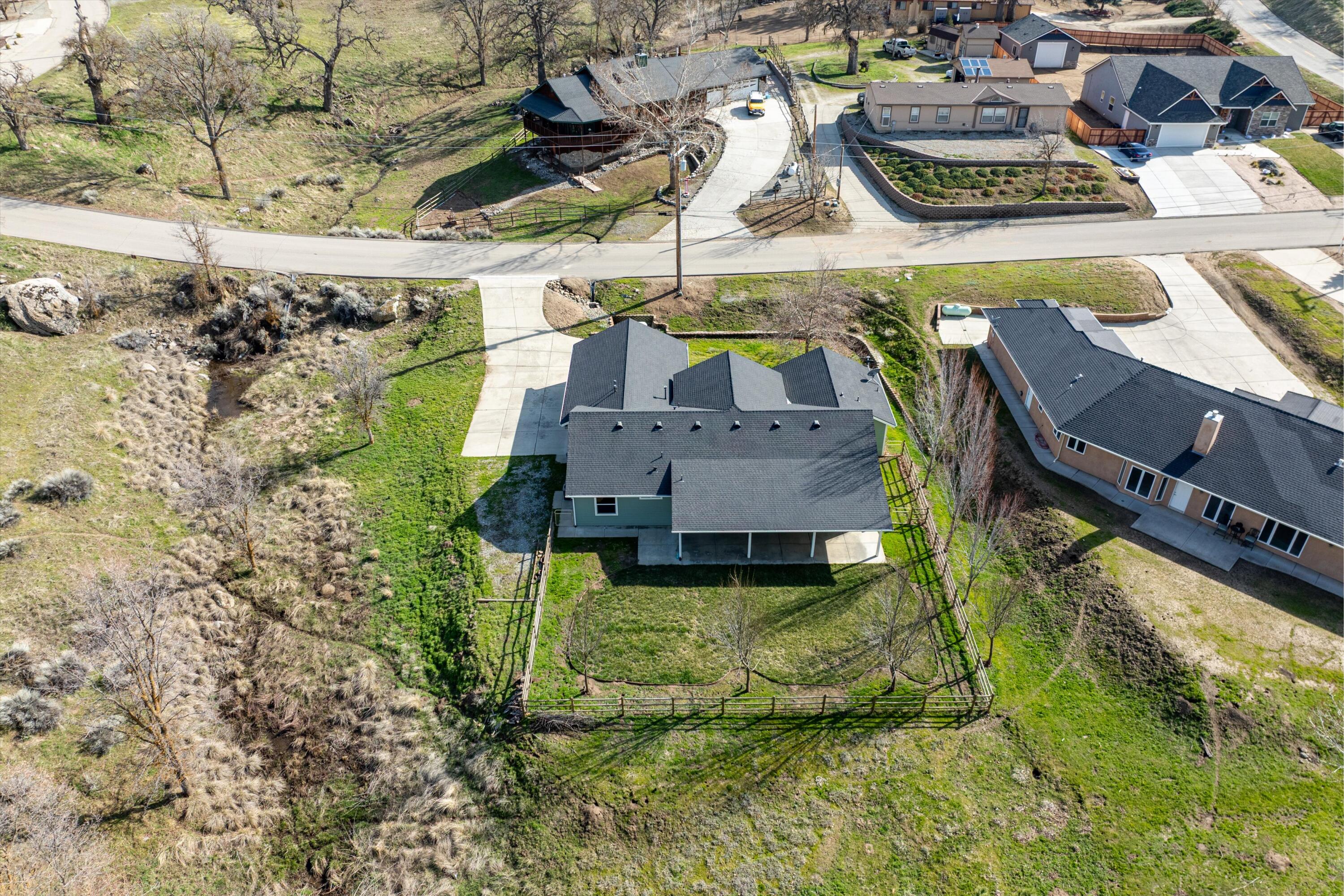 28321 Pimlico Way Tehachapi, CA 93561 - Photo 7 of 23 a balcony with chairs and a table