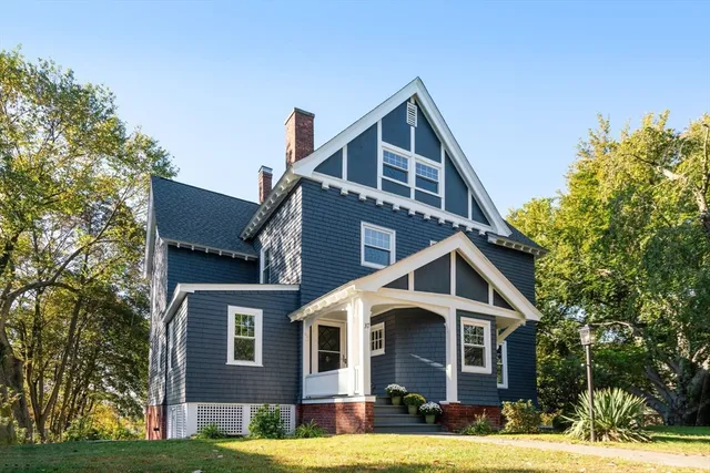 a view of a house with a yard