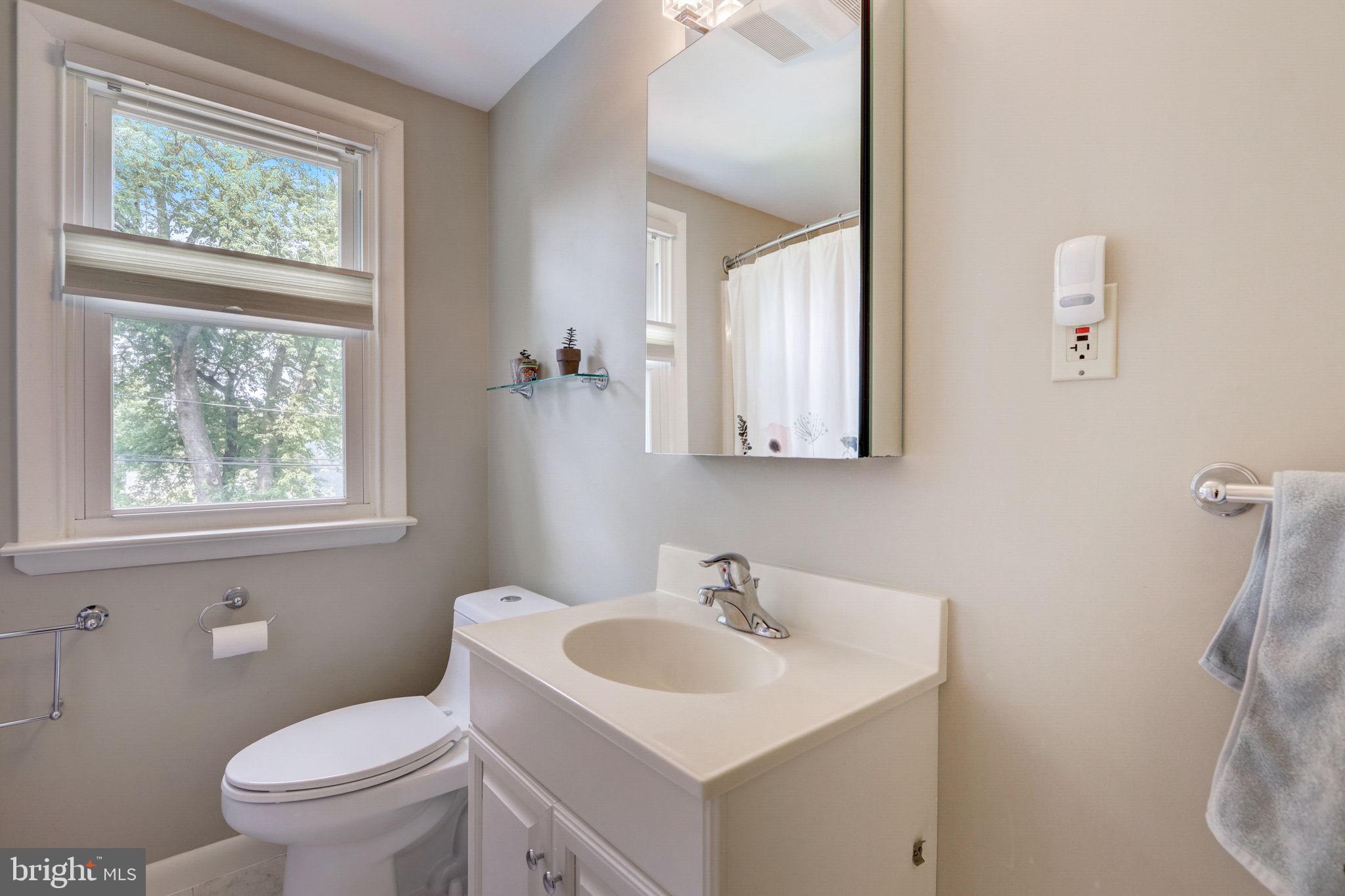 82 Tee Road Oreland, PA 19075 - Photo 24 of 39 2nd floor full bath