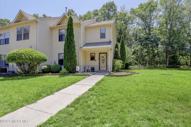 a view of a house with backyard and garden
