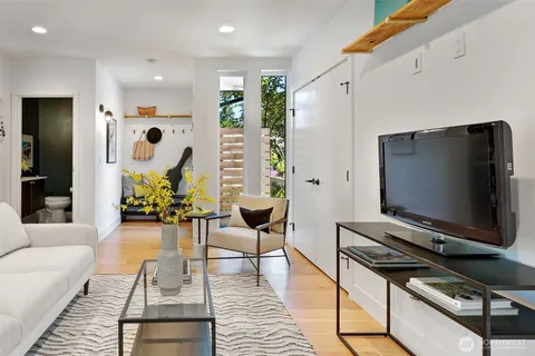 $825,000 | 527 B Northeast 89th Street, Seattle, WA 98115