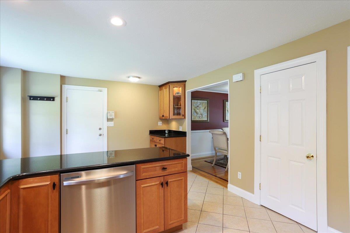 39 Old Orchard Way Manchester, NH 03103 - Photo 11 of 37