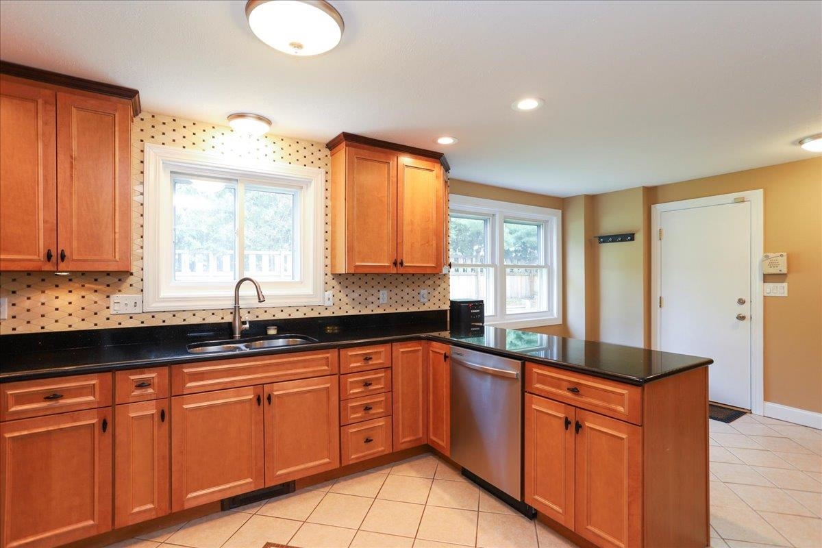 39 Old Orchard Way Manchester, NH 03103 - Photo 8 of 37
