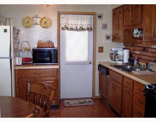 254 Hazel Road Penn Hills, PA 15235 - Photo 2 of 7 Kitchen. Eat in kitchen