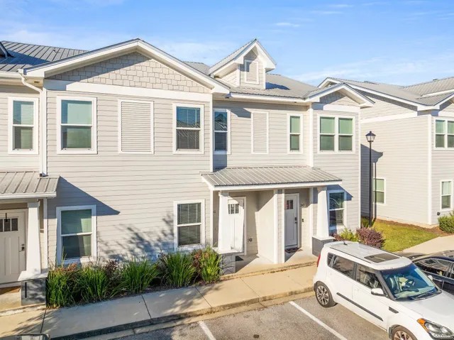 a view of a yard in front of house