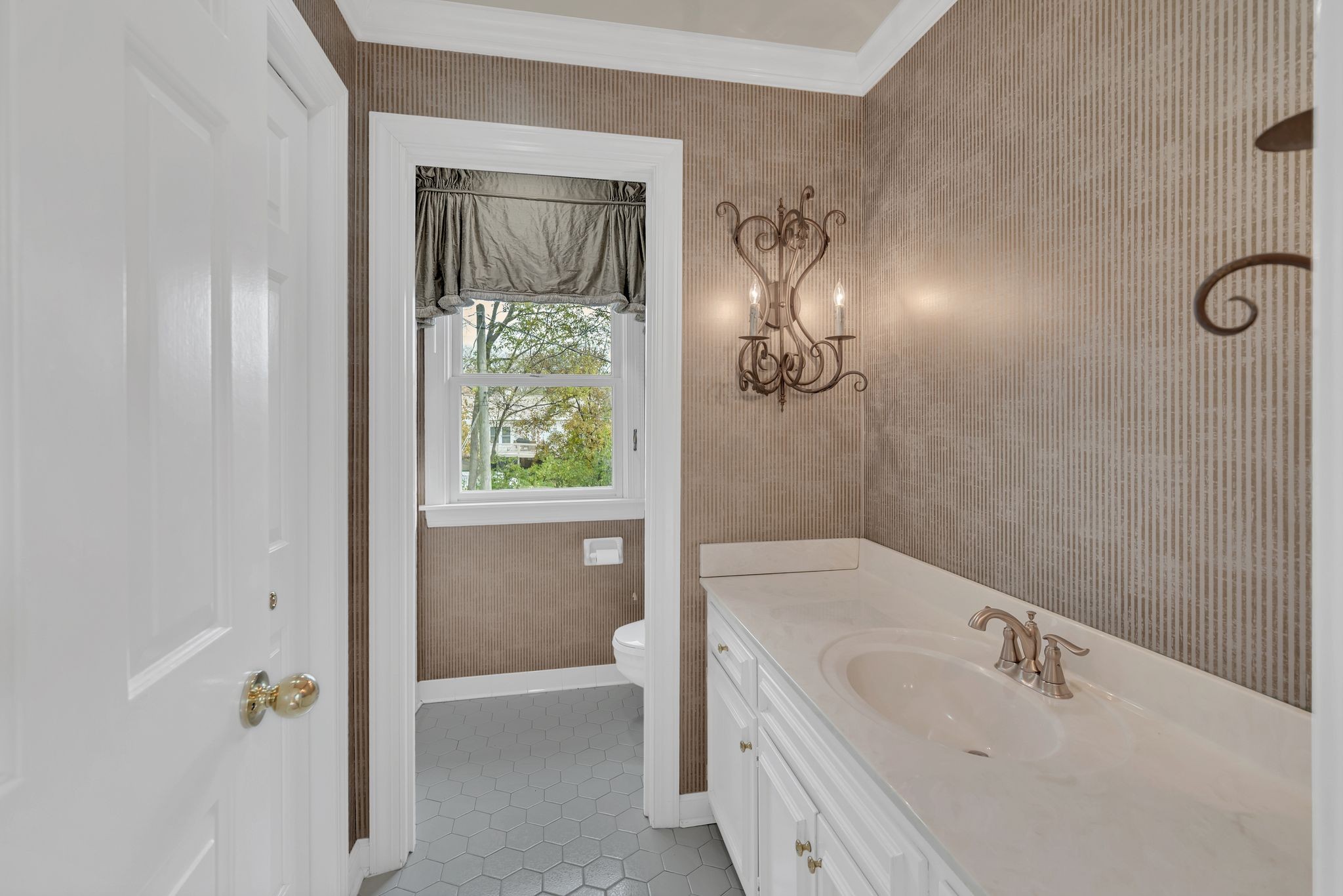 620 Estes Road Nashville, TN 37215 - Photo 28 of 40 a bathroom with a tub sink and mirror