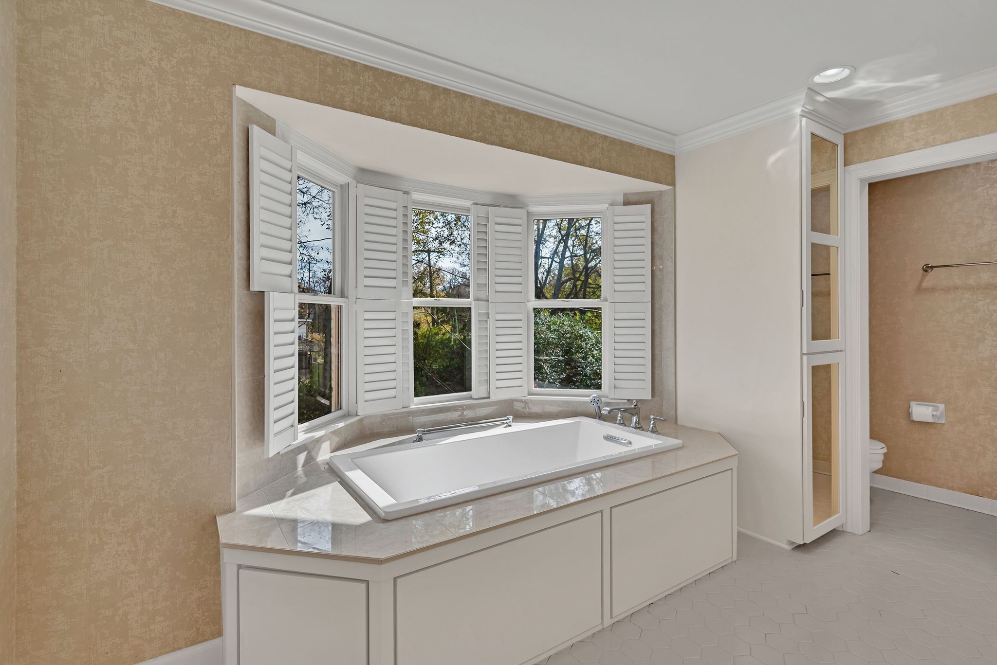620 Estes Road Nashville, TN 37215 - Photo 34 of 40 a bathroom with a sink and a bathtub