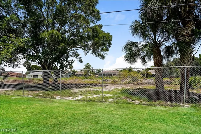 a view of a house with backyard