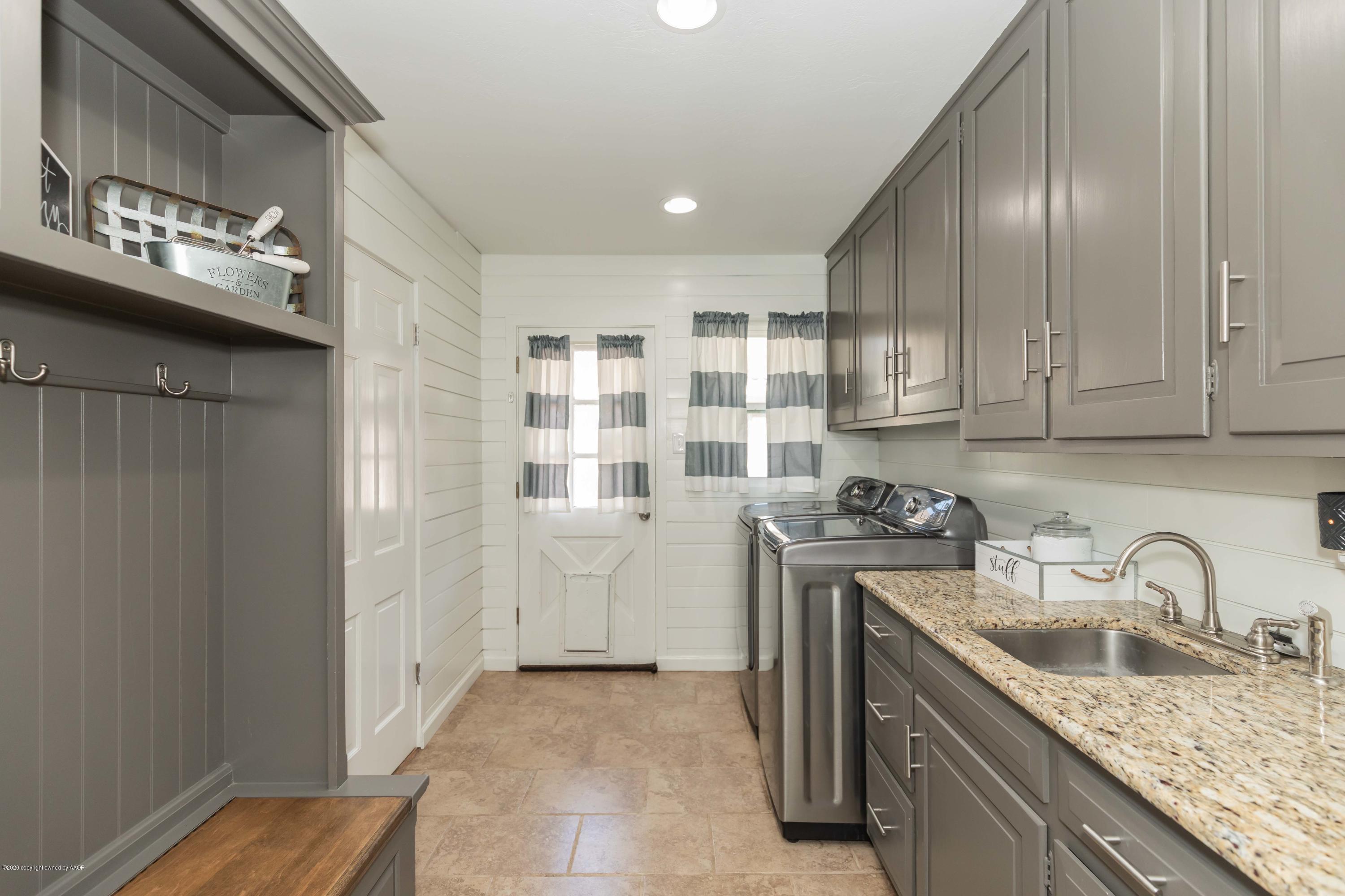 6710 Jameson Road Amarillo, TX 79106 - Photo 11 of 40 a kitchen with stainless steel appliances granite countertop a sink stove and cabinets