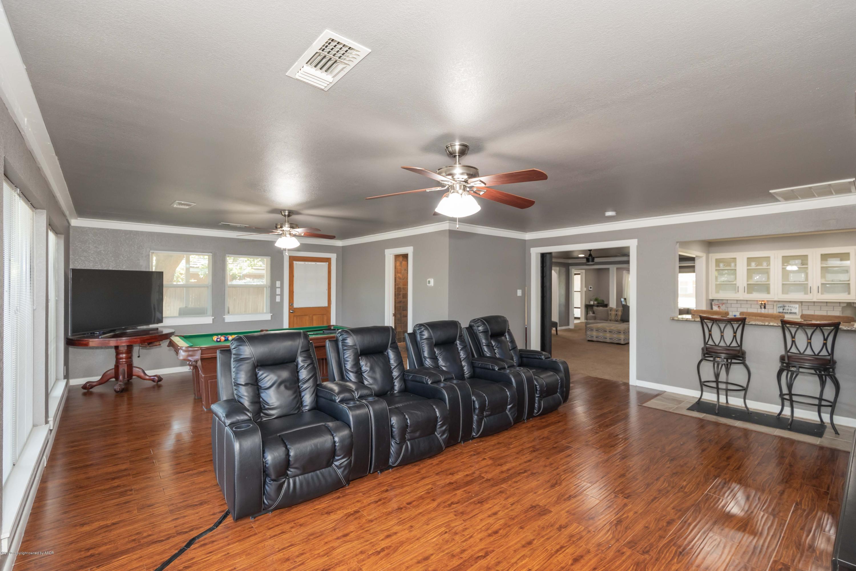 6710 Jameson Road Amarillo, TX 79106 - Photo 18 of 40 a living room with furniture and a wooden floor