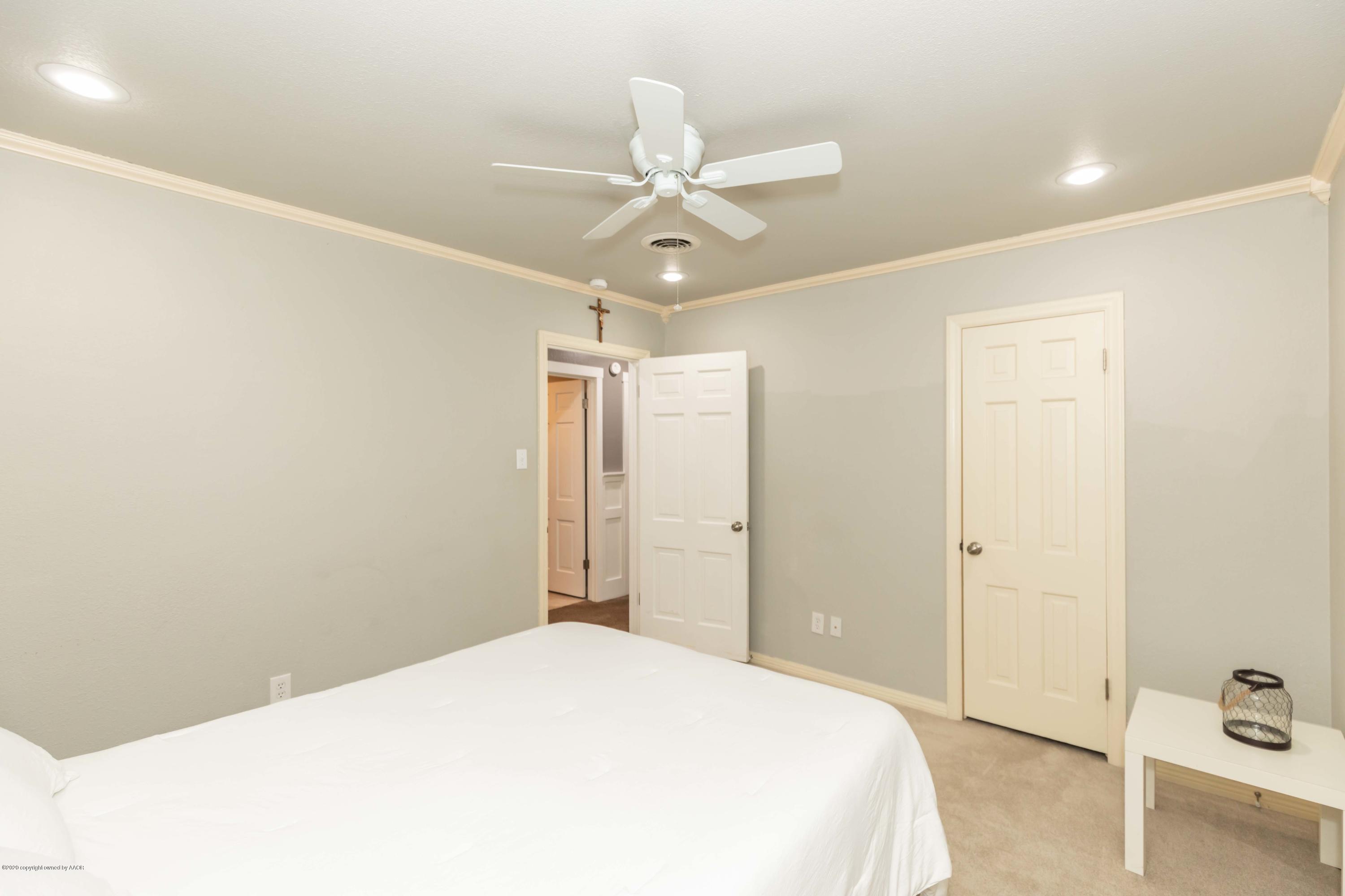 6710 Jameson Road Amarillo, TX 79106 - Photo 29 of 40 a bedroom with a bed and a ceiling fan