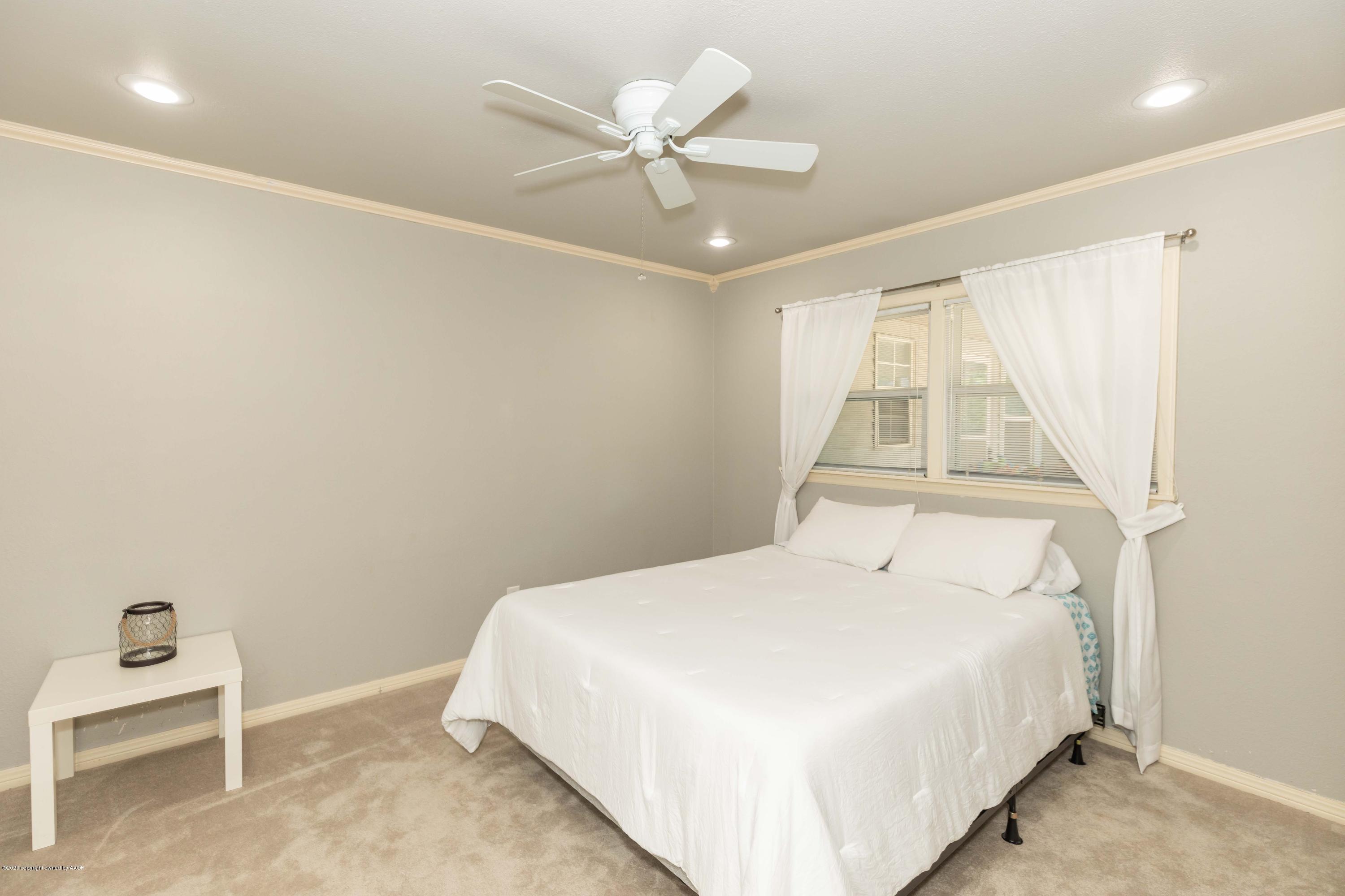 6710 Jameson Road Amarillo, TX 79106 - Photo 30 of 40 a bedroom with a bed and a ceiling fan