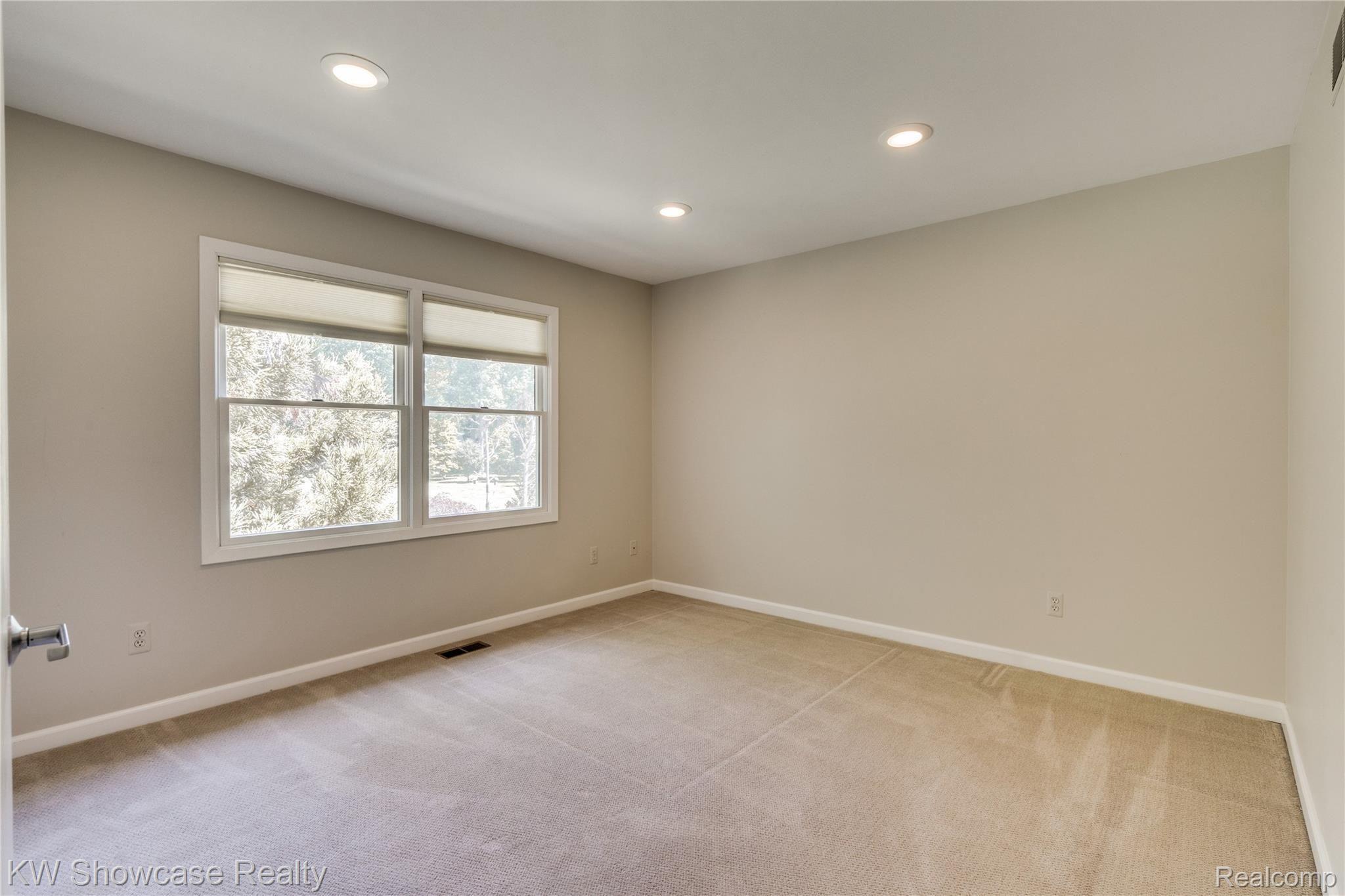 1526 Merry Road Waterford, MI 48328 - Photo 47 of 66 Interiors (43 of 54).jpg