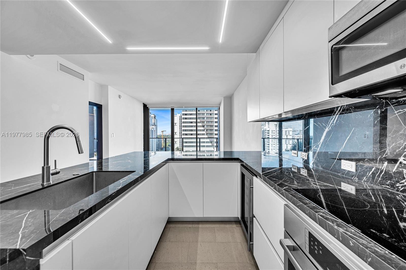 88 Southwest 7th Street, Unit 806 Miami, FL 33130 - Photo 4 of 57