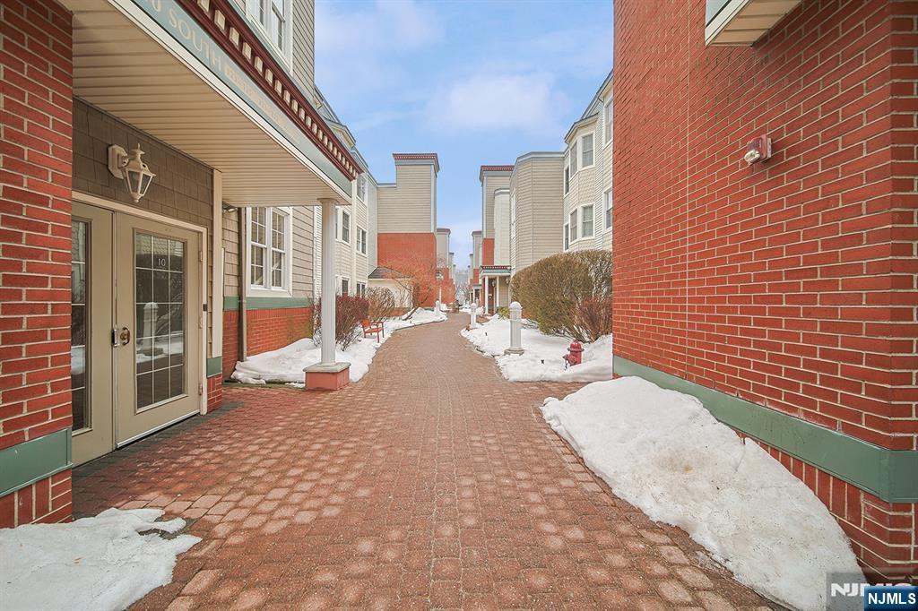 321 The Promenade Edgewater, NJ 07020 - Photo 3 of 18 Gallery Image 3
