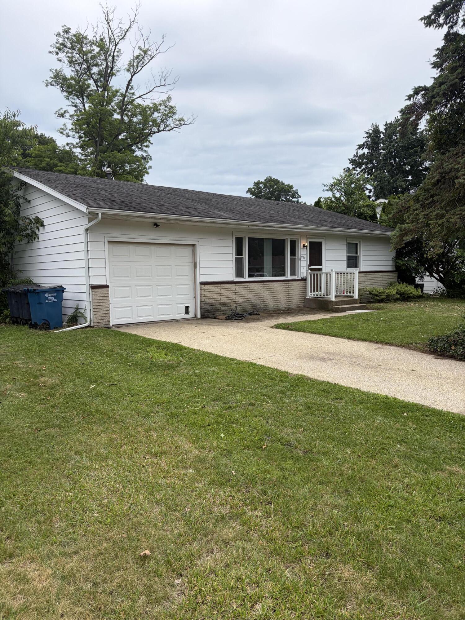 409 Holly Road Michigan City, IN 46360 - Photo 4 of 25 1500x2000