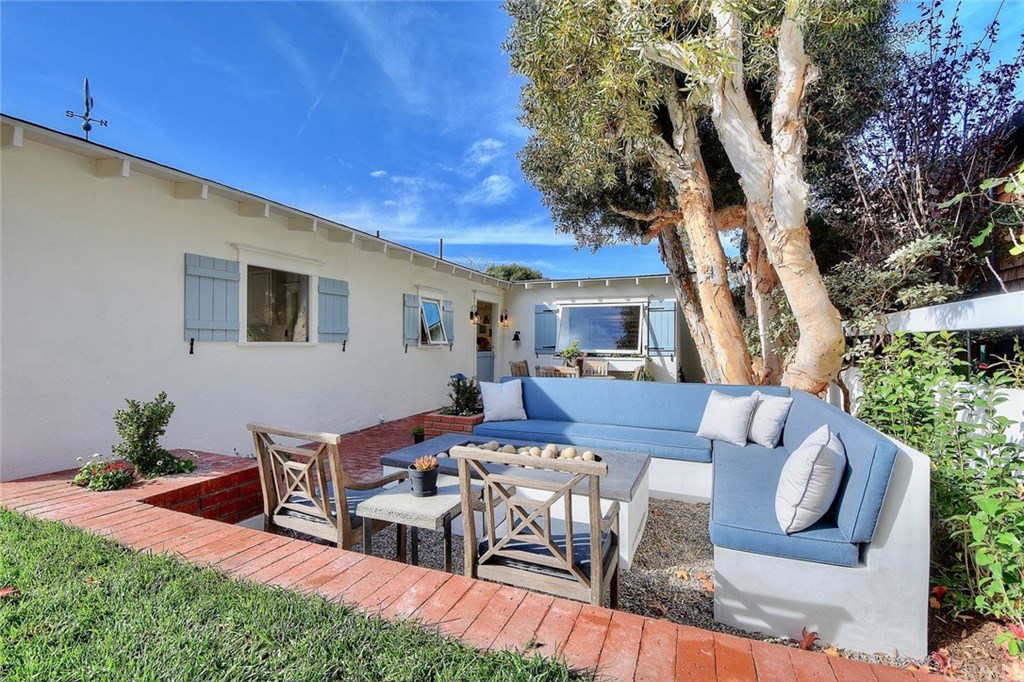 564 Oak Street Laguna Beach, CA 92651 - Photo 2 of 34 Designed with indoor/outdoor living in mind, the private front yard features a fire pit and built-in seating with custom cushions.