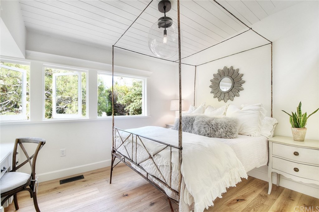 564 Oak Street Laguna Beach, CA 92651 - Photo 21 of 34 Second of 3 guest rooms with built-in desk and custom closet.