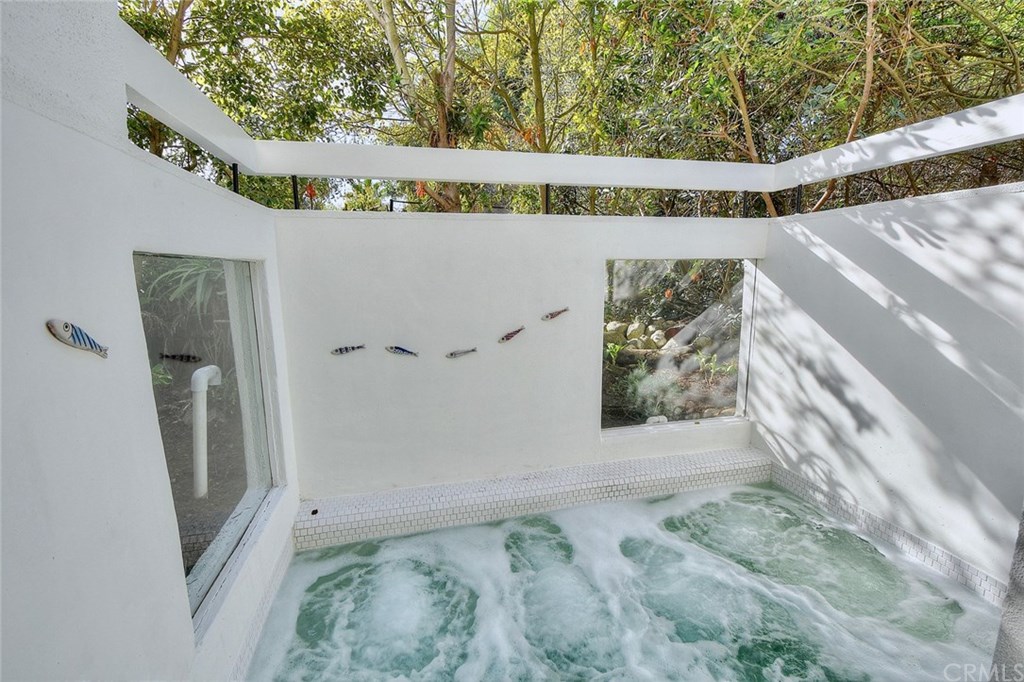 564 Oak Street Laguna Beach, CA 92651 - Photo 29 of 34 Completely private jacuzzi with new plaster, tile and high-efficiency heater and pump.