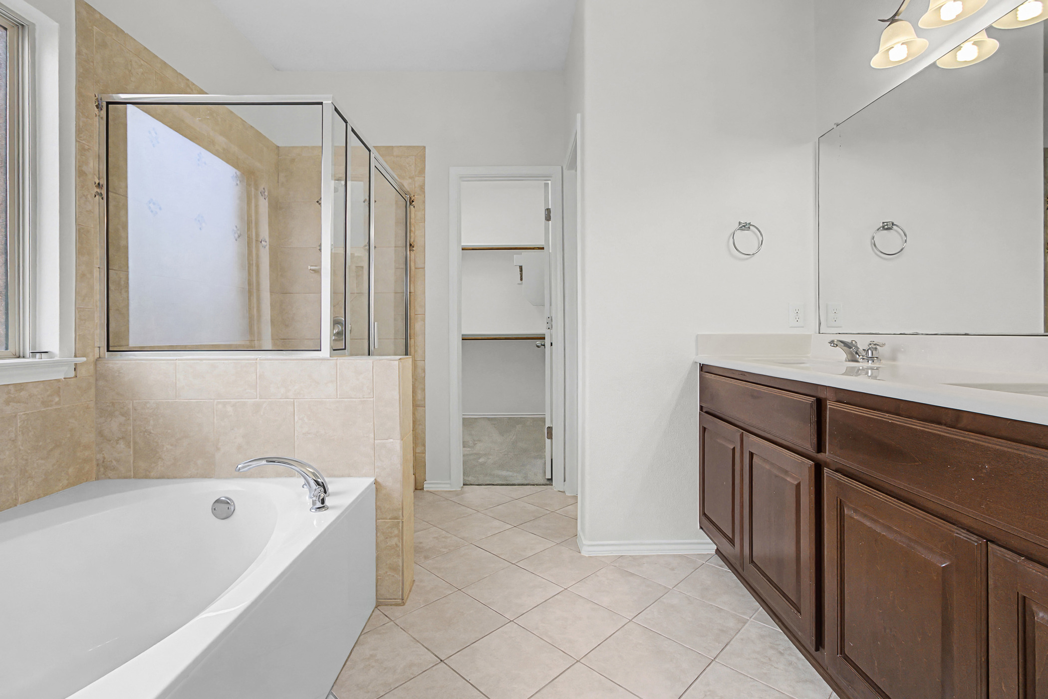 501 Silver Trail Round Rock, TX 78664 - Photo 11 of 22 a bathroom with a tub sink and mirror
