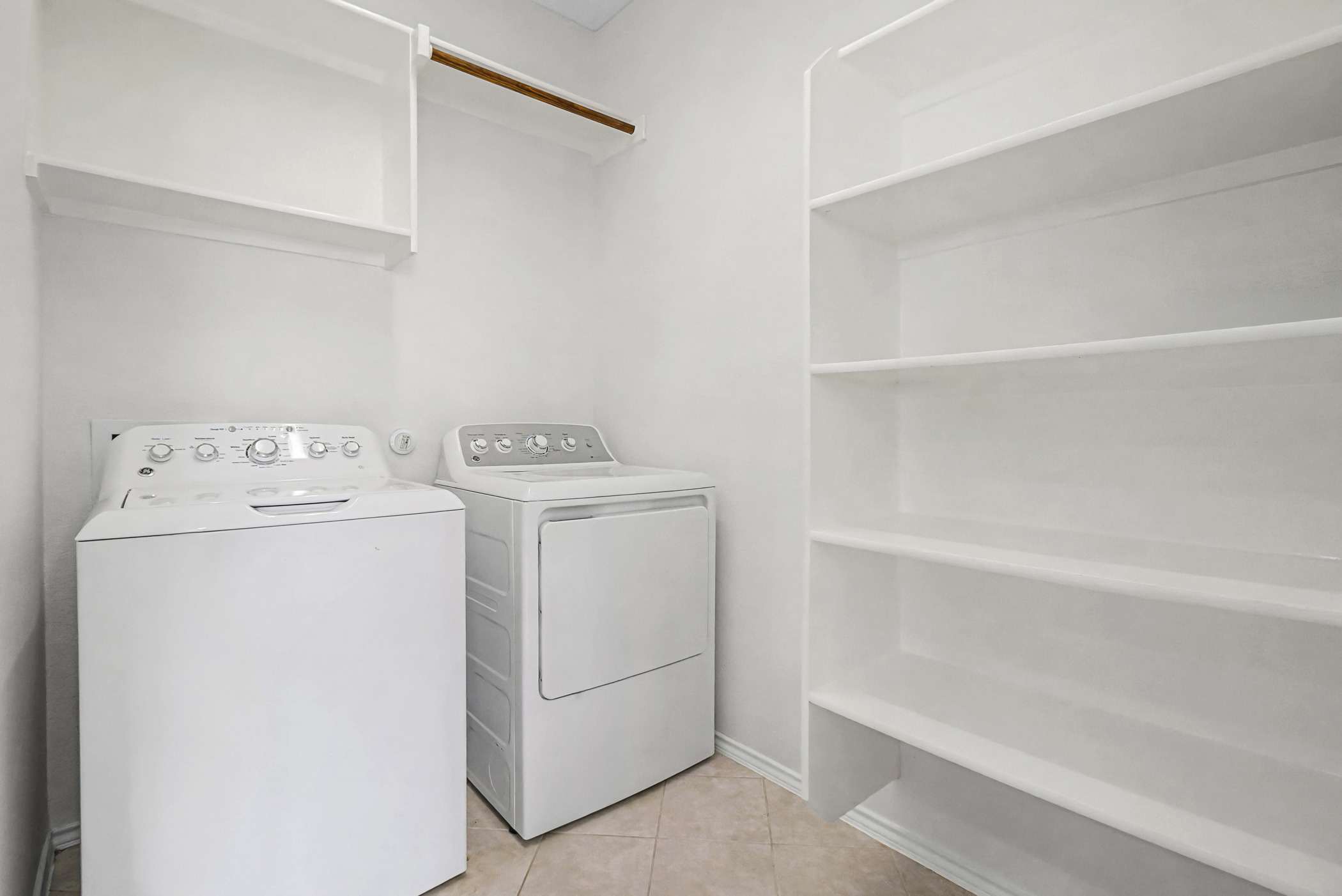 501 Silver Trail Round Rock, TX 78664 - Photo 5 of 22 a utility room with dryer and washer